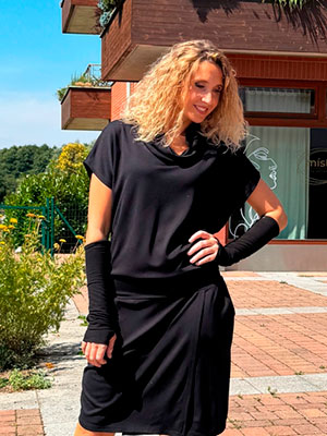 Černé šaty krátké s rozparkem