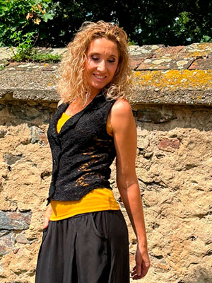 Černá krajková vesta