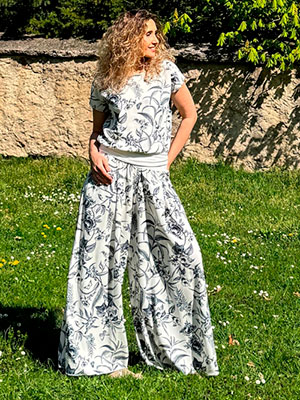Kalhotová sukně smetanová s modrým květem