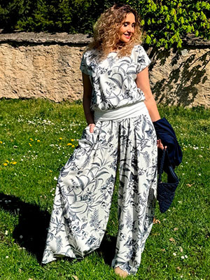Kalhotová sukně smetanová s modrým květem