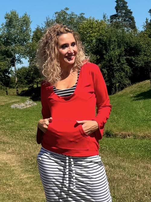 Červená mikina s klokankou a kapucí
