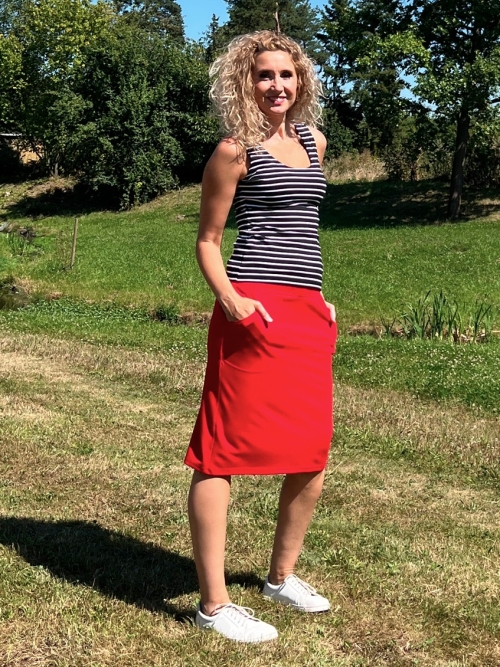 Červená sukně s kapsami krátká
