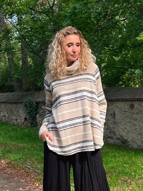 Pruhované rolákové pončo