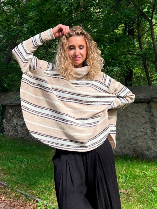 Pruhované rolákové pončo