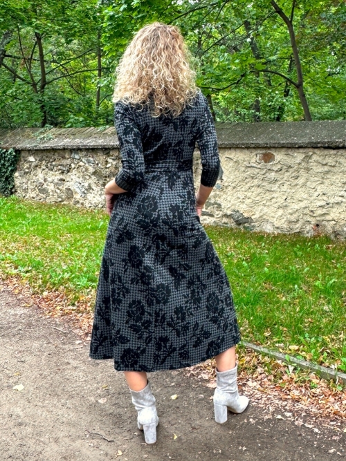 Zvonové zavinovací šaty dlouhé šedočerné