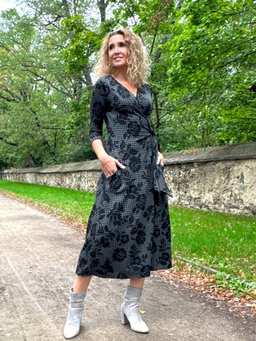 Zvonové zavinovací šaty dlouhé šedočerné