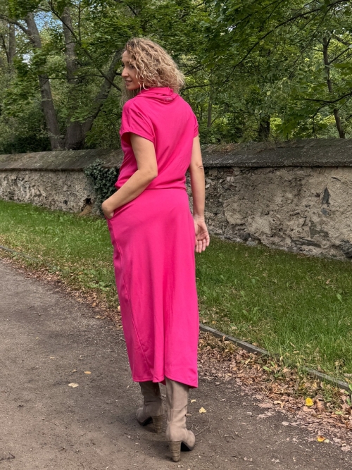 Cyklámen šaty dlouhé s rozparkem