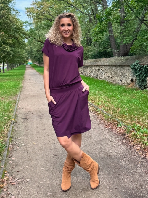 Fialové šaty krátké s rozparkem