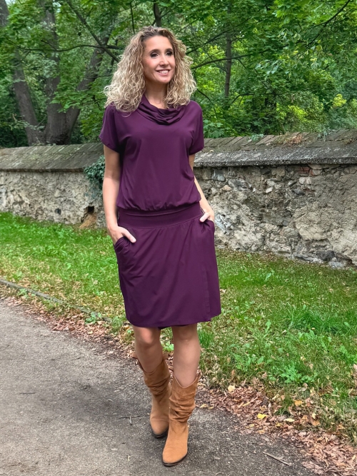 Fialové šaty krátké s rozparkem