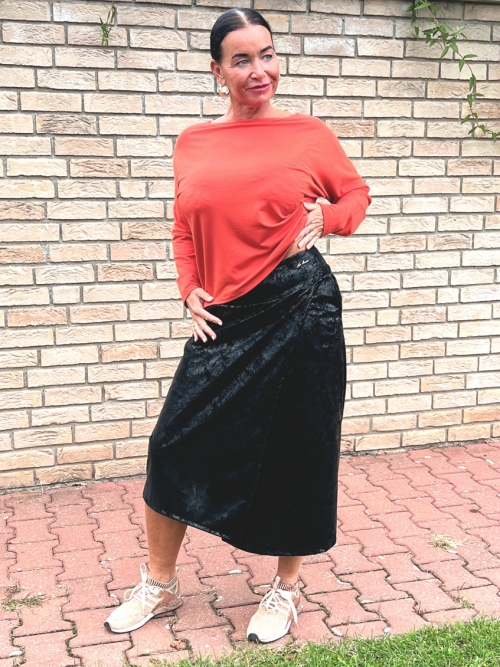 Překládaná midi sukně černá s leskem