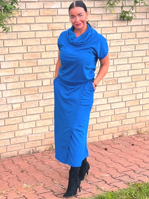 Šaty se zavinovací sukní dlouhé modré