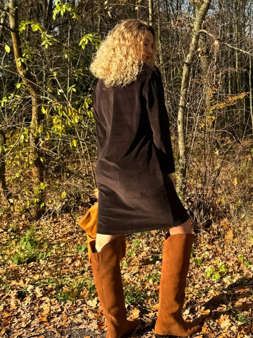 Šaty se stojáčkem tmavě hnědý samet