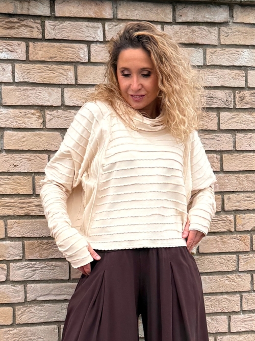 Široký rolák krátký smetanový s vlnkou