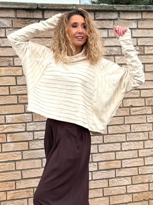 Široký rolák krátký smetanový s vlnkou