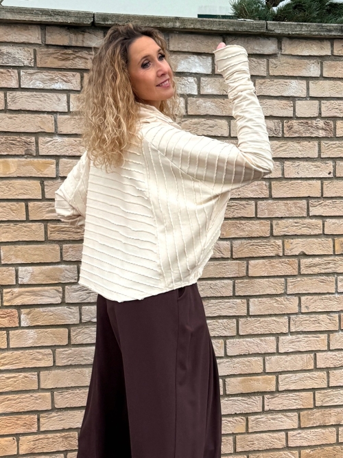 Široký rolák krátký smetanový s vlnkou