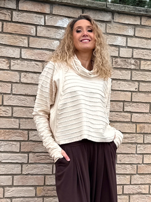 Široký rolák krátký smetanový s vlnkou