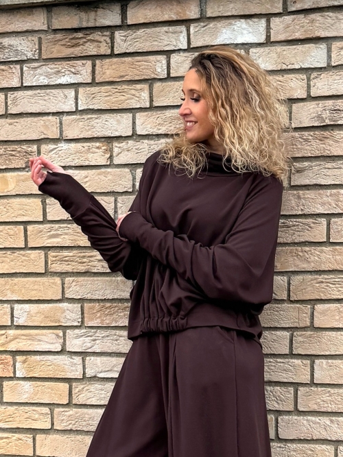 Volný rolák s gumou hnědý