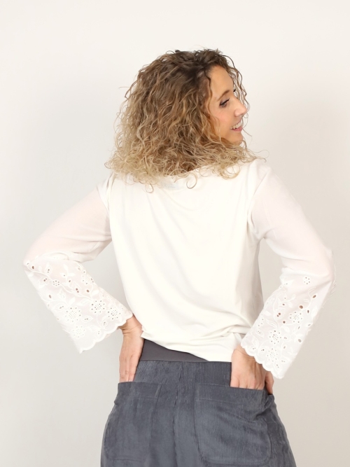 Bílé tričko s madeirovým rukávem