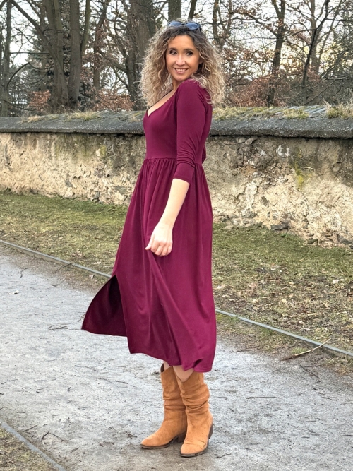 Šaty s rozparky vínové