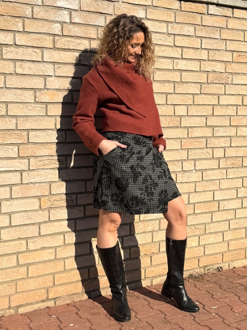 Překládaná krátká sukně šedo černá