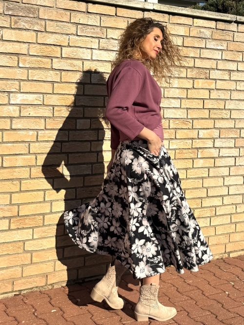 Volná sukně dlouhá bílo černý květ