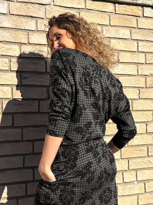 Tunika s netopýřím rukávem šedočerná