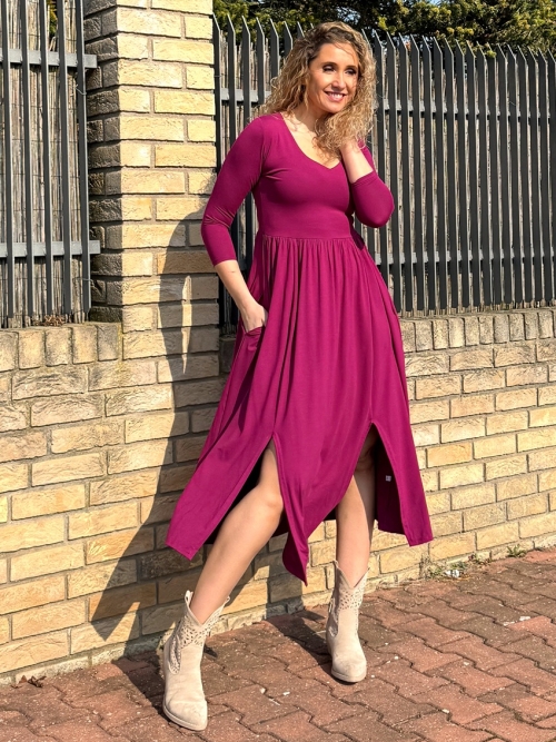 Šaty s rozparky amarant