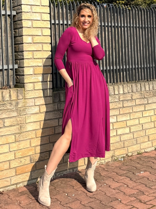 Šaty s rozparky amarant