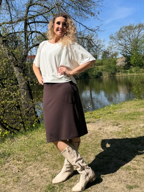 Tmavě hnědá sukně s kapsami krátká
