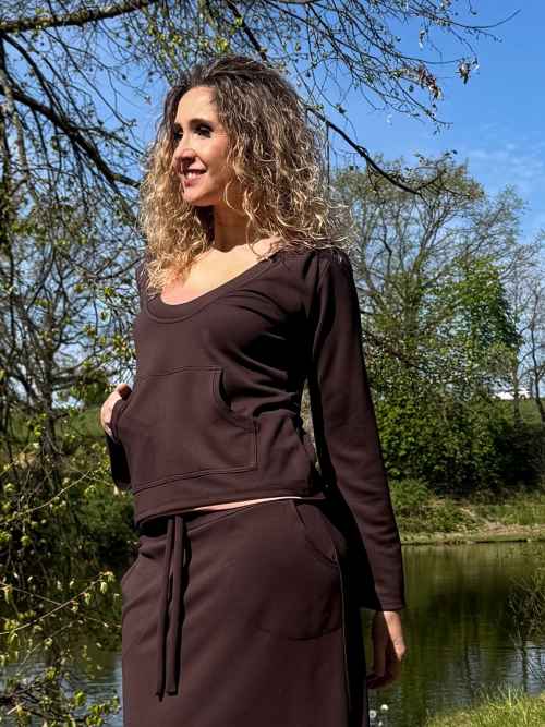 Hnědá mikina s klokankou a kapucí