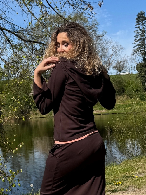 Hnědá mikina s klokankou a kapucí