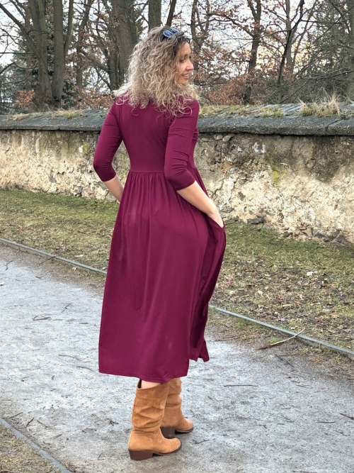 Šaty s rozparky vínové