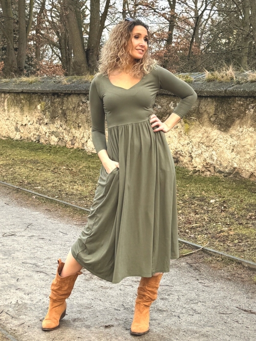 Šaty s rozparky khaki