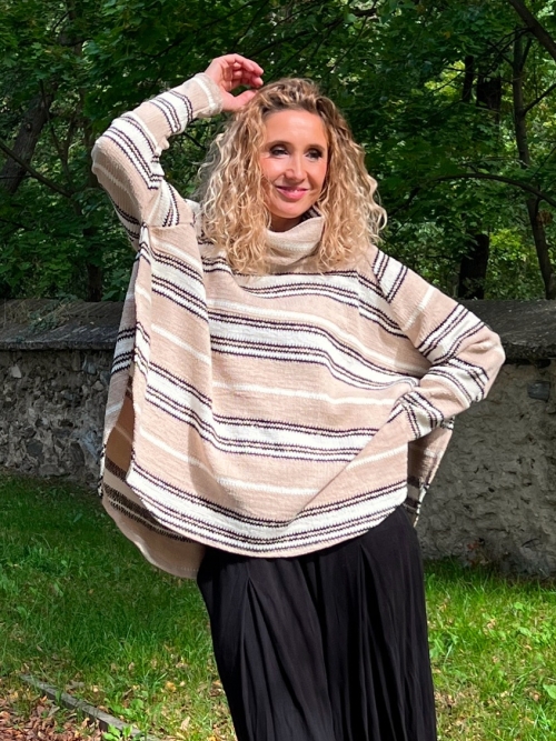 Pruhované rolákové pončo