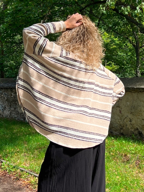 Pruhované rolákové pončo