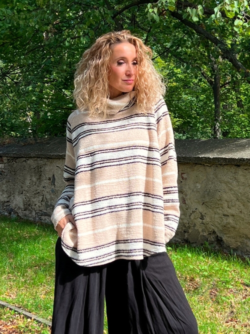 Pruhované rolákové pončo