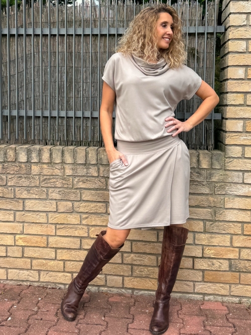 Šaty se zavinovací sukní krátké béžové