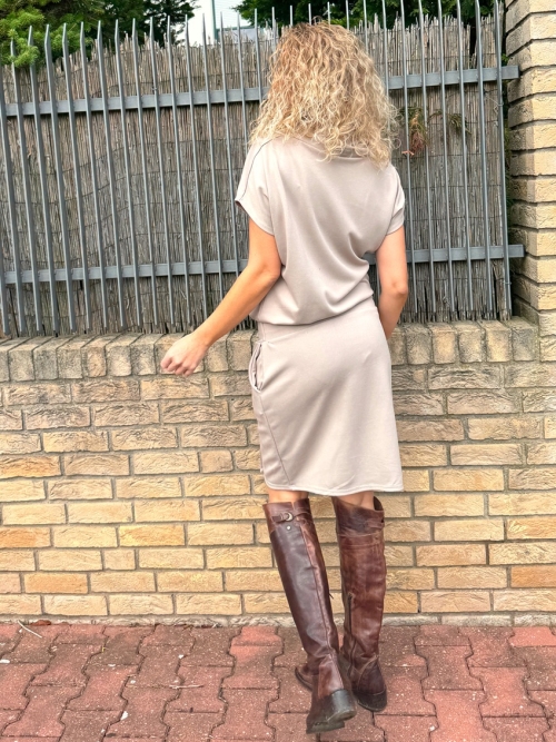 Šaty se zavinovací sukní krátké béžové