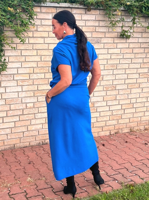 Šaty se zavinovací sukní dlouhé modré