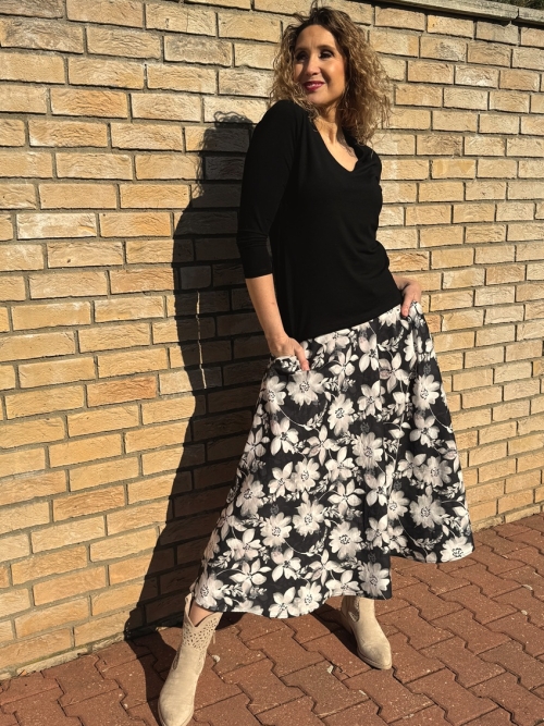 Volná sukně dlouhá bílo černý květ