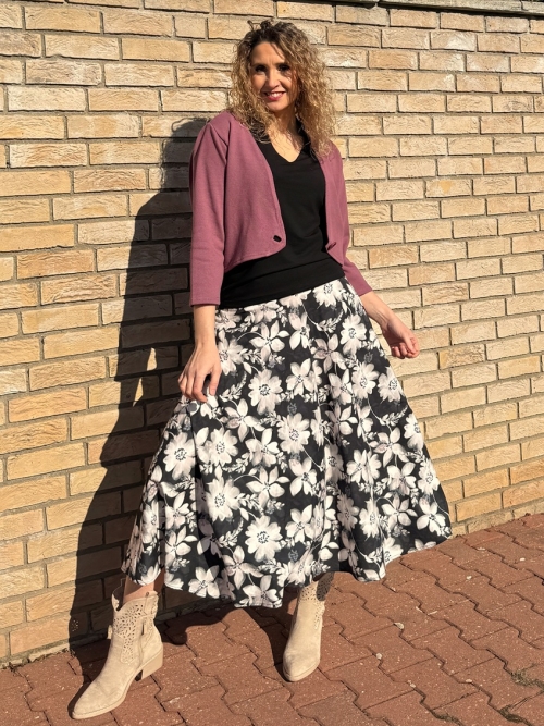 Volná sukně dlouhá bílo černý květ