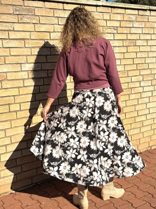 Volná sukně dlouhá bílo černý květ