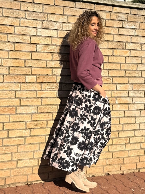 Volná sukně dlouhá černo bílý květ