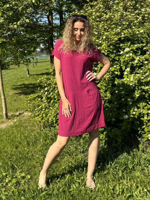 Rovné šaty s kapsičkami malinové krátké