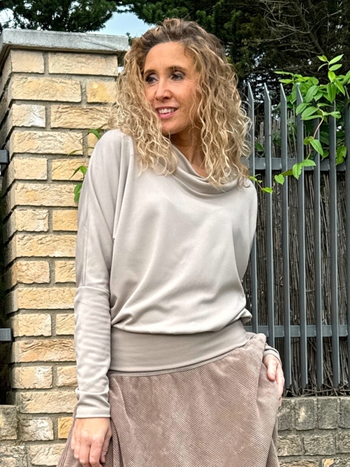 Rolák s netopýřím rukávem béžový