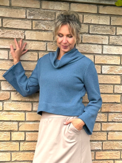 Nebesky modrý krátký svetr