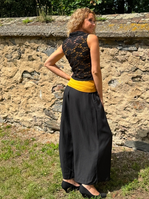Černá krajková vesta