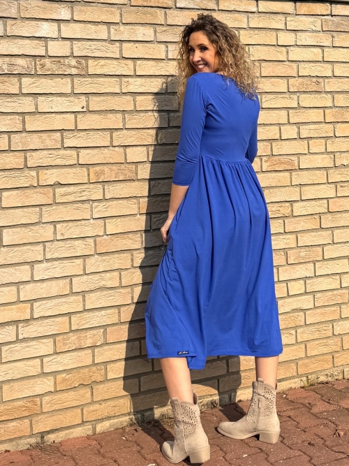 Šaty s rozparky safírově modré