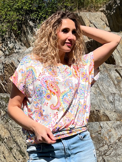 Volný barevný top s pasem