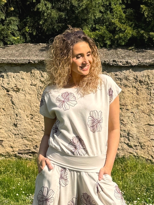 Volný top s pasem smetana s vínovým květem